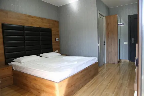 ორადგილიანი ოთახი აივნით — სასტუმრო ლუქსორი